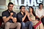 Aamir Khan, Ritesh Sidhwani, Rani Mukherjee at the music launch of film Talaash in Mumbai on 18th Oct 2012 (148).JPG